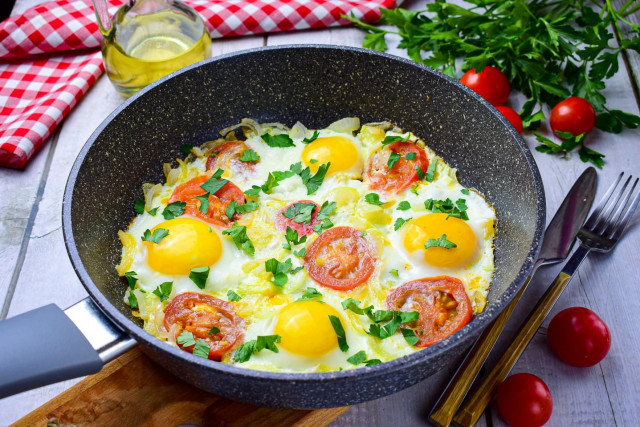 Scrambled eggs with tomatoes and onions