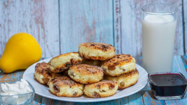 Cottage cheese pancakes with raisins and semolina without flour