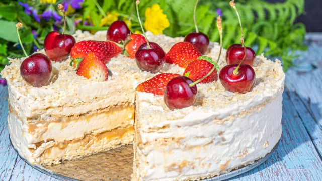 Ice cream cake at home