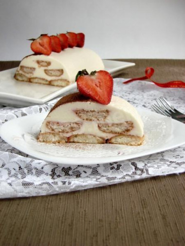 Strawberry tiramisu with mascarpone dessert