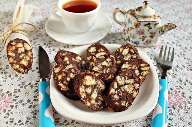 Chocolate sausage cookie cake is delicious and simple