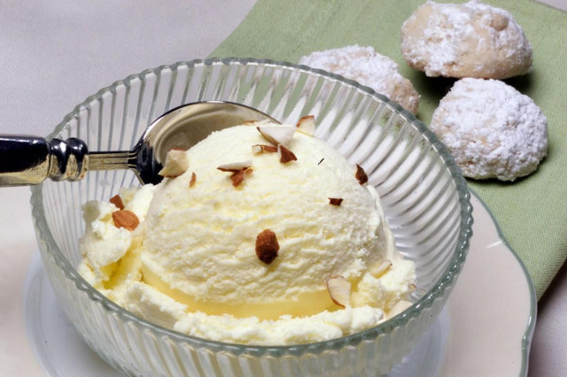 Creamy ice cream with almonds