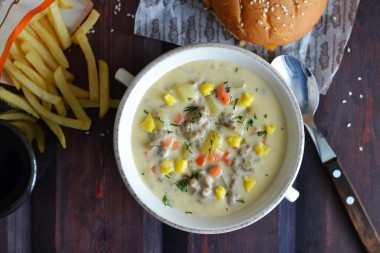 Cheeseburger soup with minced meat and potatoes