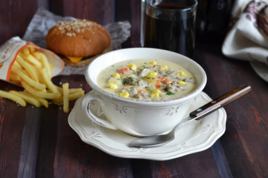 Cheeseburger soup with minced meat and potatoes