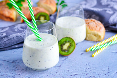 Kiwi milkshake in a blender