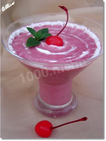 Cherry smoothie with yogurt and oatmeal