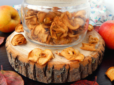 Dried apples in the oven