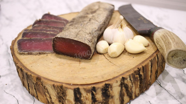 Beef jerky on a wheat-salt pillow