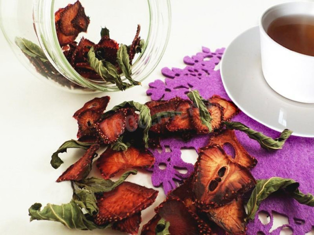 Dried strawberries with leaves for tea