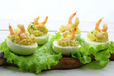 Eggs stuffed with shrimp and pineapples