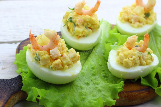 Eggs stuffed with shrimp and pineapples