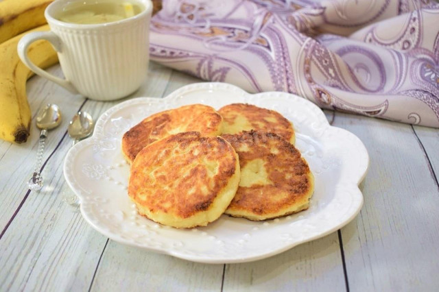 Cheesecakes with banana and cottage cheese in a frying pan