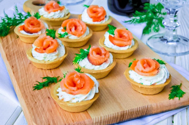 Tartlets with salmon and cheese