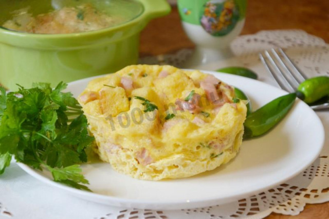 Quick omelet in the microwave with ham and cheese