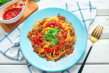 Spaghetti with minced meat and tomato paste