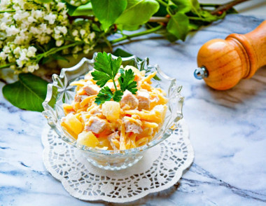 Salad with pineapple and chicken and cheese with garlic