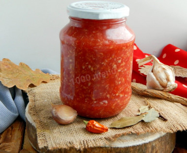 Tomatoes with horseradish and garlic for winter