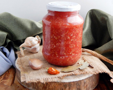 Tomatoes with horseradish and garlic for winter