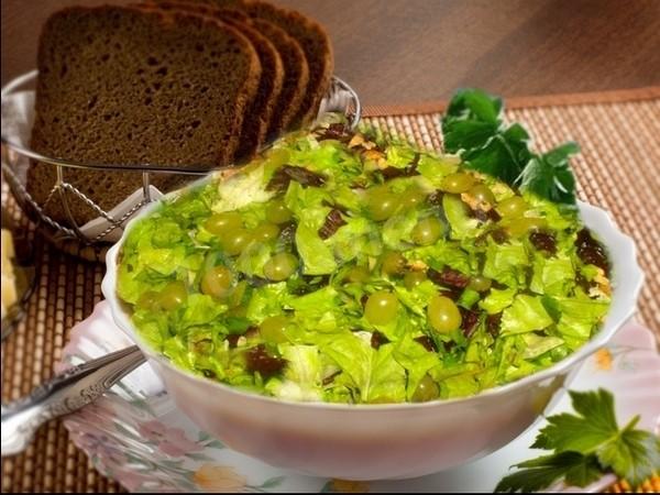 Cabbage salad with grapes