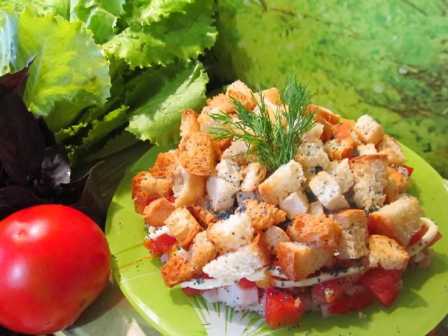 Salad with smoked chicken, white breadcrumbs and poppy seeds