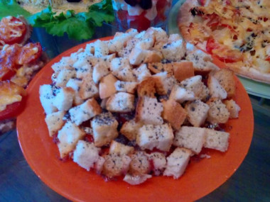 Salad with smoked chicken, white breadcrumbs and poppy seeds