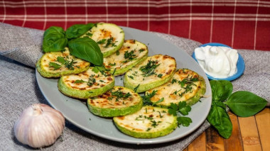 Fried zucchini with garlic and herbs