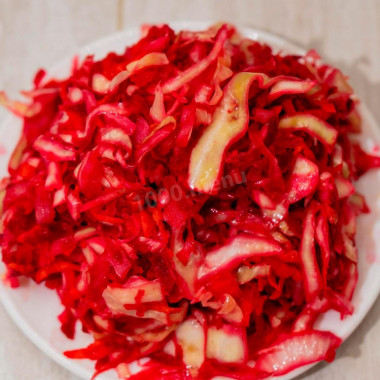 Snack salad with cabbage and beetroot