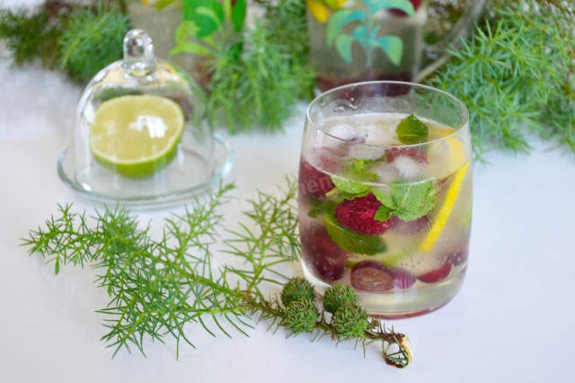 Non-alcoholic mojito with raspberries