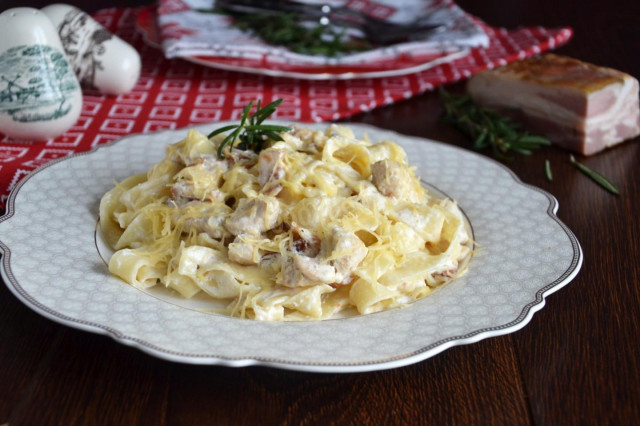 Pasta with chicken fillet