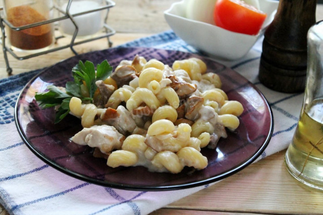 Chicken horns with mushrooms in cream sauce