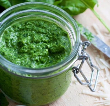 Spicy spinach pesto