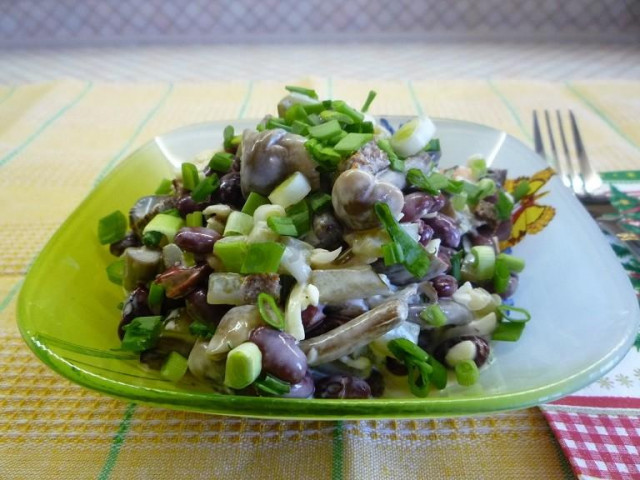 Princess salad of canned beans with crackers