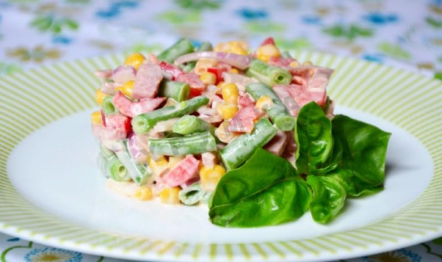 Colosseum salad with bell peppers and beans