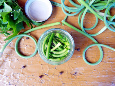 Garlic pickled for winter