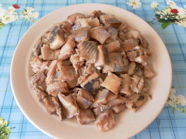 Cutting herring into fillets