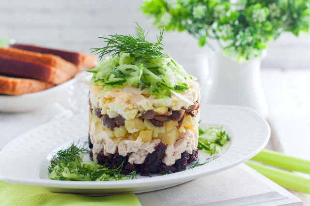 Salad with chicken breast and prunes