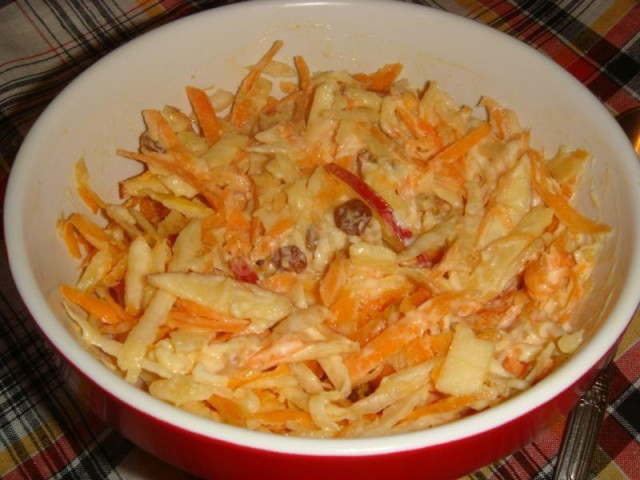 Salad with carrots, celery and raisins