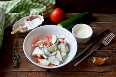 Tomato and cucumber salad with sour cream