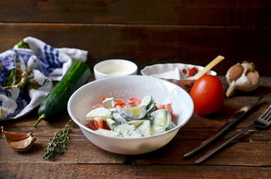 Tomato and cucumber salad with sour cream