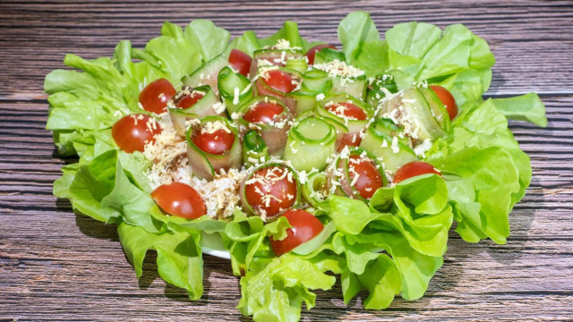 Tuna salad with cherry tomatoes