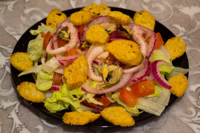 Seafood salad with Sea crackers