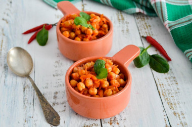 Chickpeas stewed with vegetables