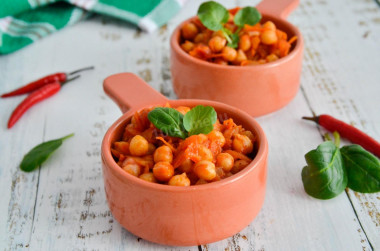 Chickpeas stewed with vegetables