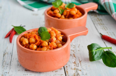 Chickpeas stewed with vegetables