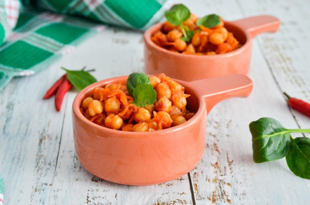 Chickpeas stewed with vegetables