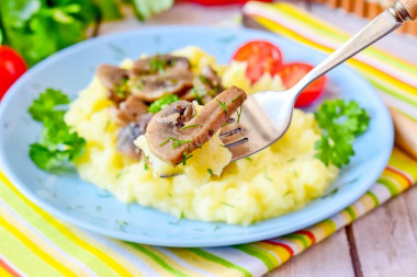 Mashed potatoes with mushrooms