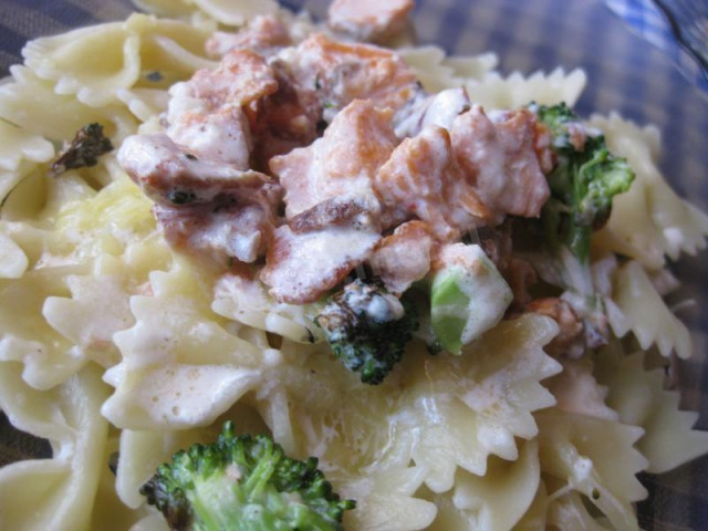 Farfalle with salmon