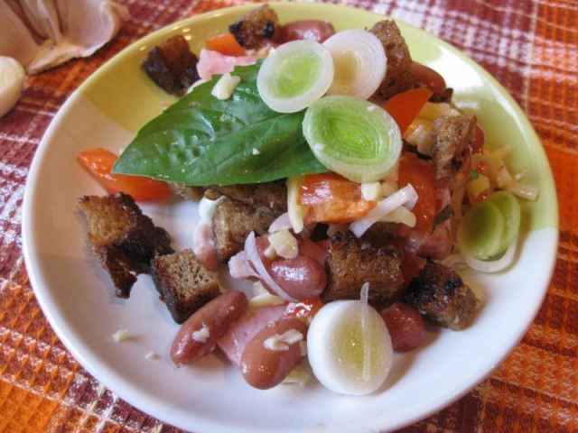 Red bean salad with ham and crackers