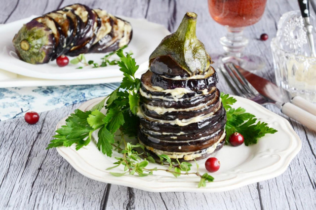 Fried eggplant with garlic and mayonnaise