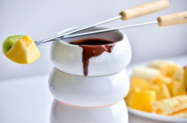 Chocolate fondue at home